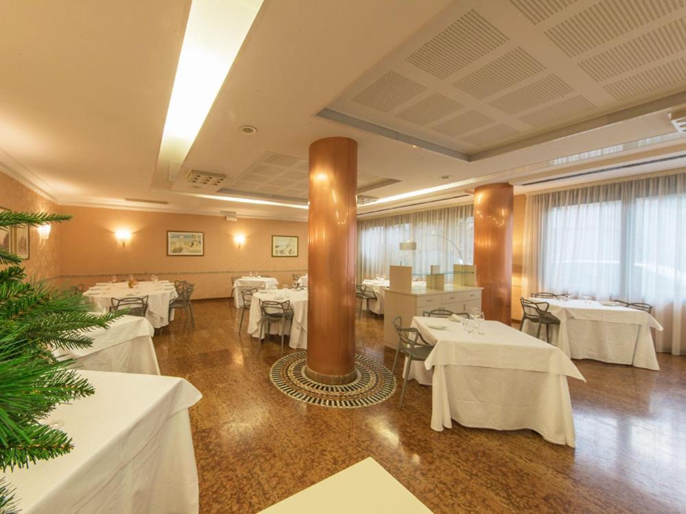 Ristorante Hotel Lucia - 100 Mt Dal Mare Джулианова Екстериор снимка