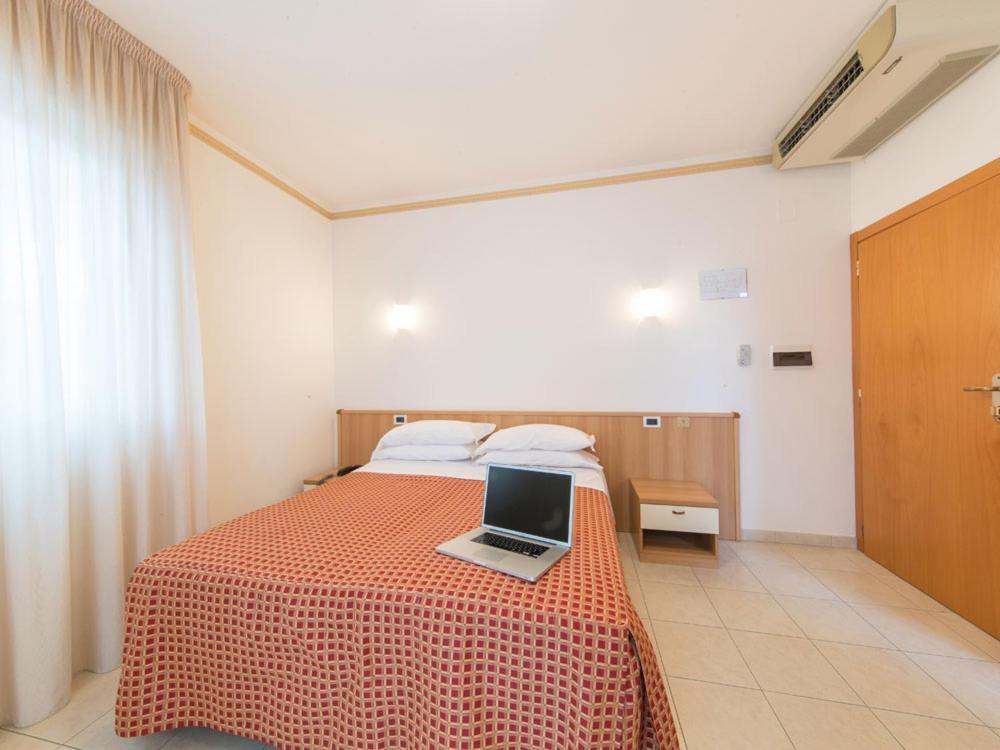 Ristorante Hotel Lucia - 100 Mt Dal Mare Джулианова Екстериор снимка
