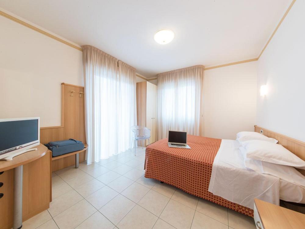 Ristorante Hotel Lucia - 100 Mt Dal Mare Джулианова Екстериор снимка