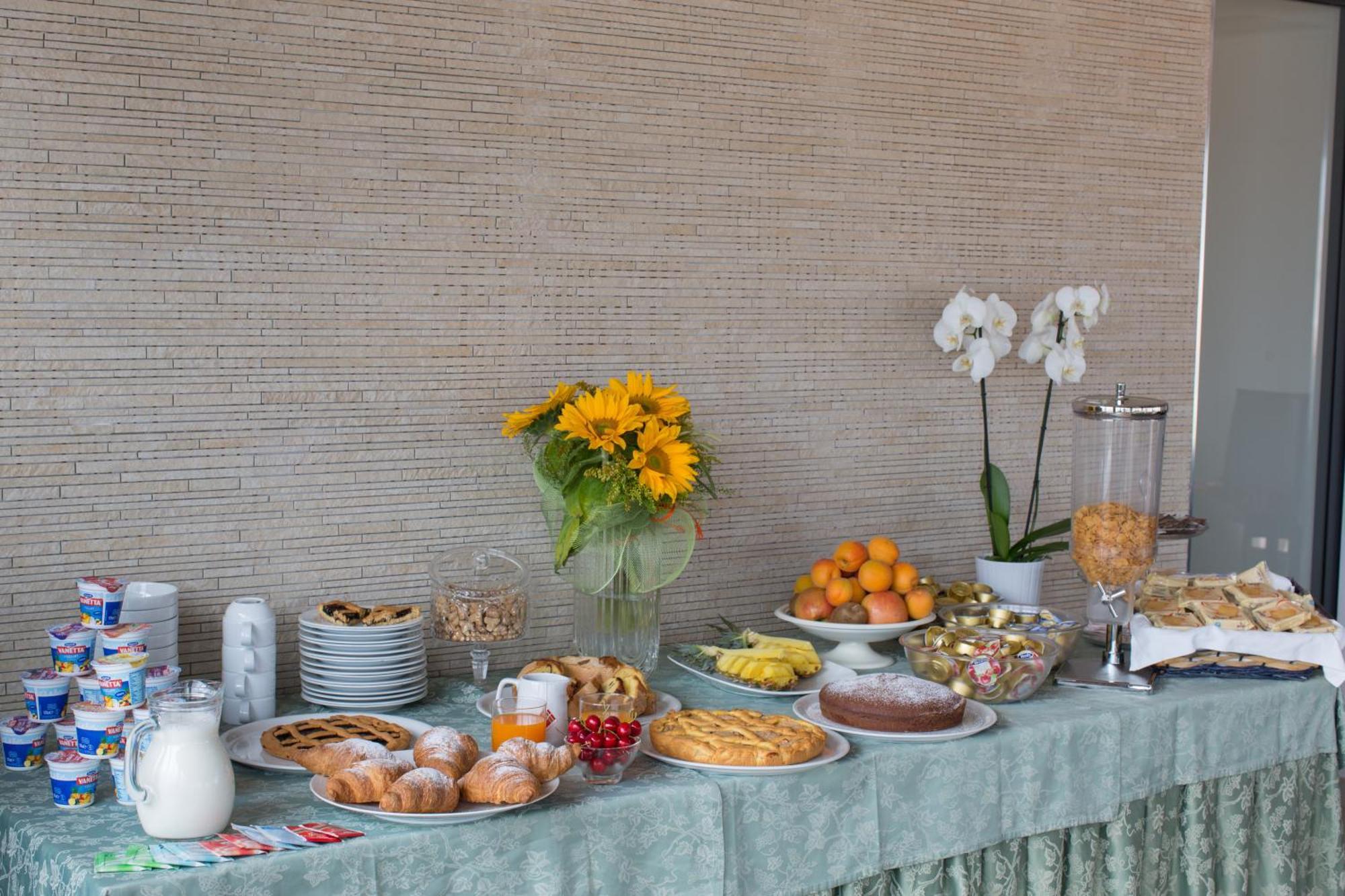 Ristorante Hotel Lucia - 100 Mt Dal Mare Джулианова Екстериор снимка