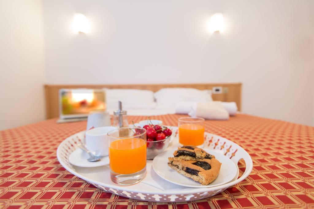 Ristorante Hotel Lucia - 100 Mt Dal Mare Джулианова Стая снимка